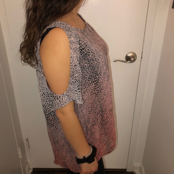 Patterned blouse. - Picture 3 of 4